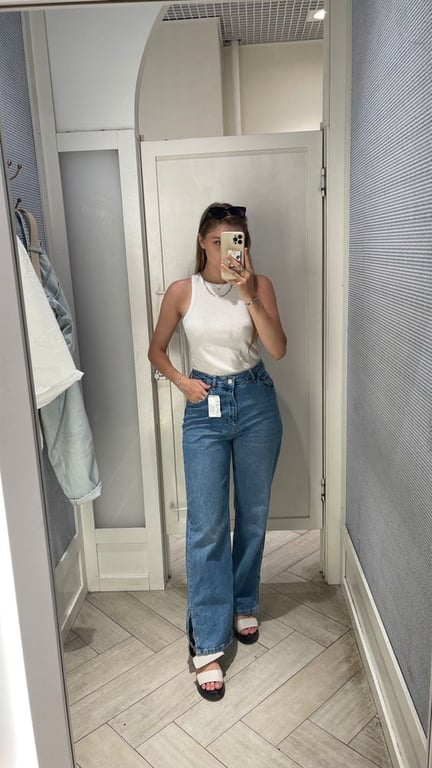 Широкие джинсы под топ