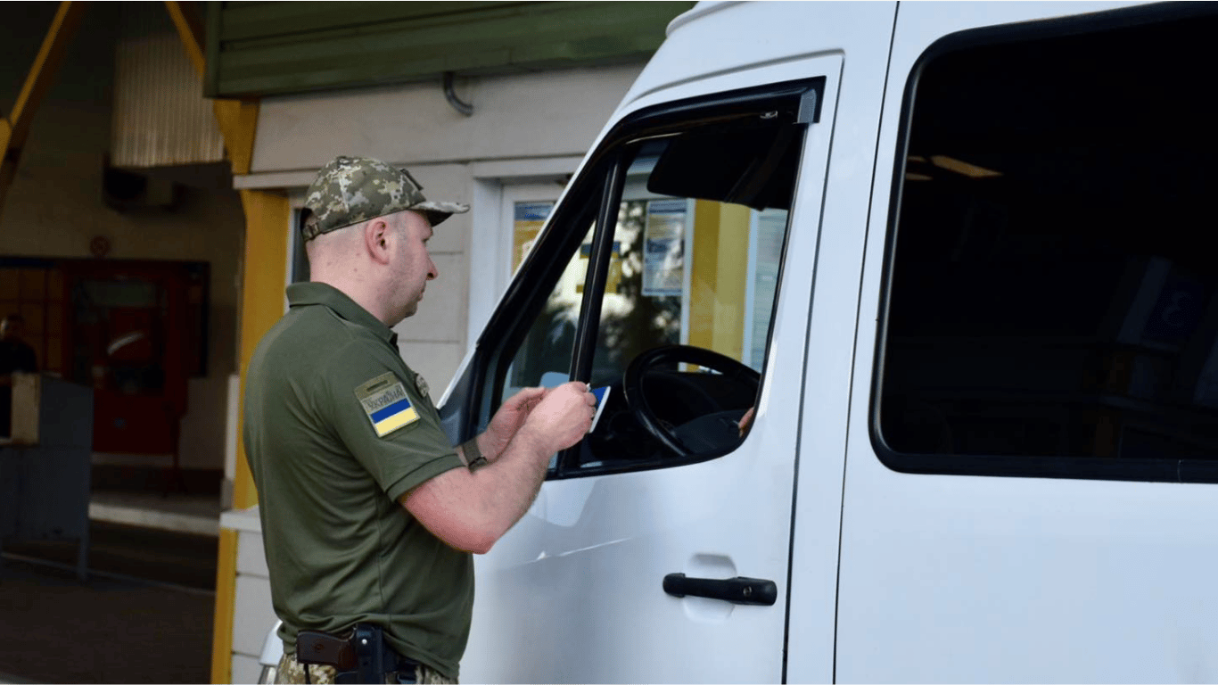 За фальсифікацію з системою "Шлях" та за переправлення ухилянтів підприємець отримав величезний штраф