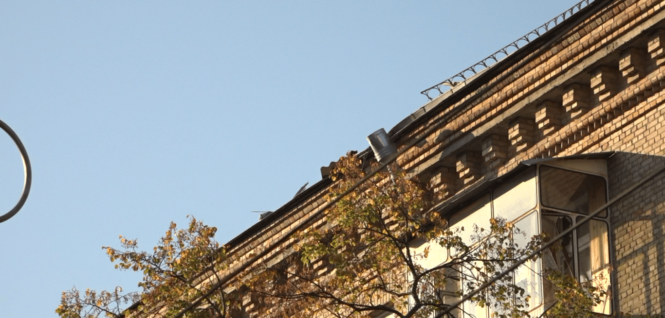 Дах будинку у кварталі Києва, де було знайдено бойову частину
