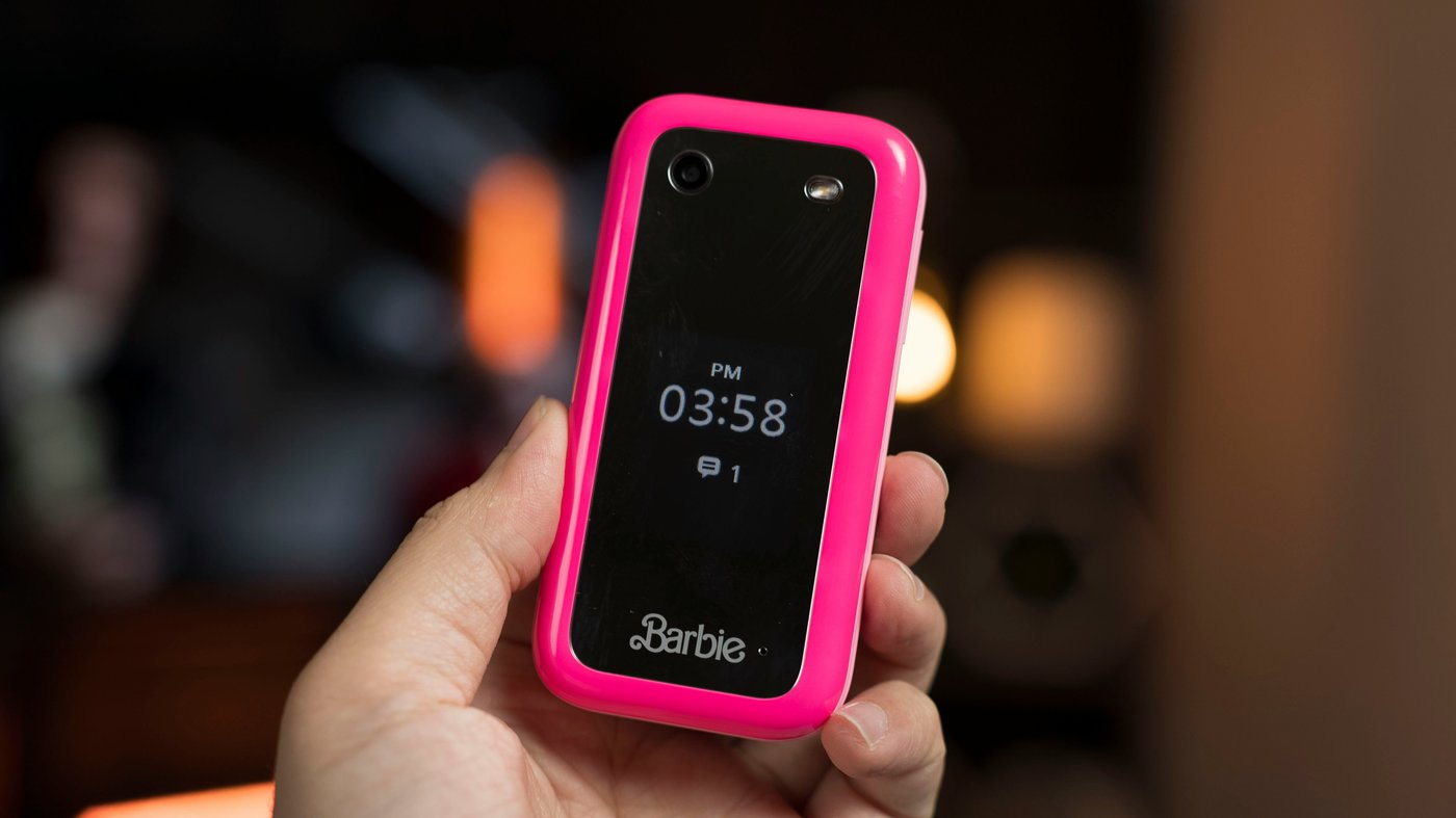 Кнопочный телефон-раскладушка HMD Barbie Phone