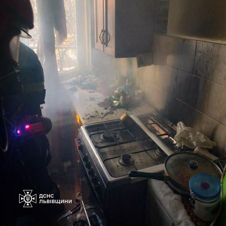 Під час пожежі в багатоповерхівці у Львові постраждала жінка