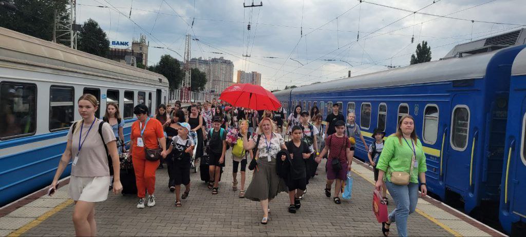 Літні канікули на березі Чорного моря — в Одесі відпочиває третя група юних харків'ян - фото 2
