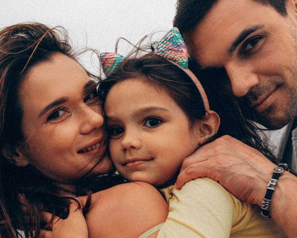 Галина Безрук со своим мужем и дочерью