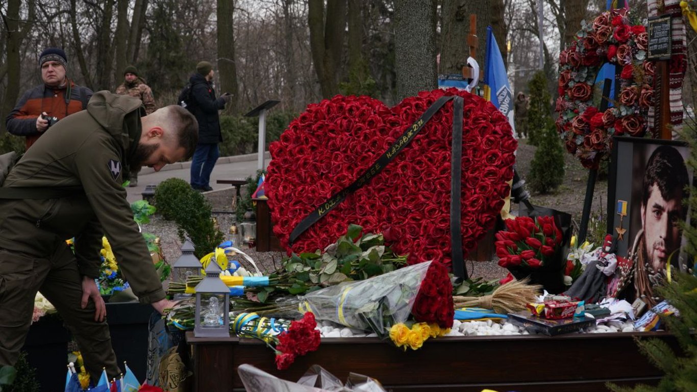 Год без Дмитрия "Да Винчи" — на Аскольдовой могиле почтили память Героя Украины - 250x140