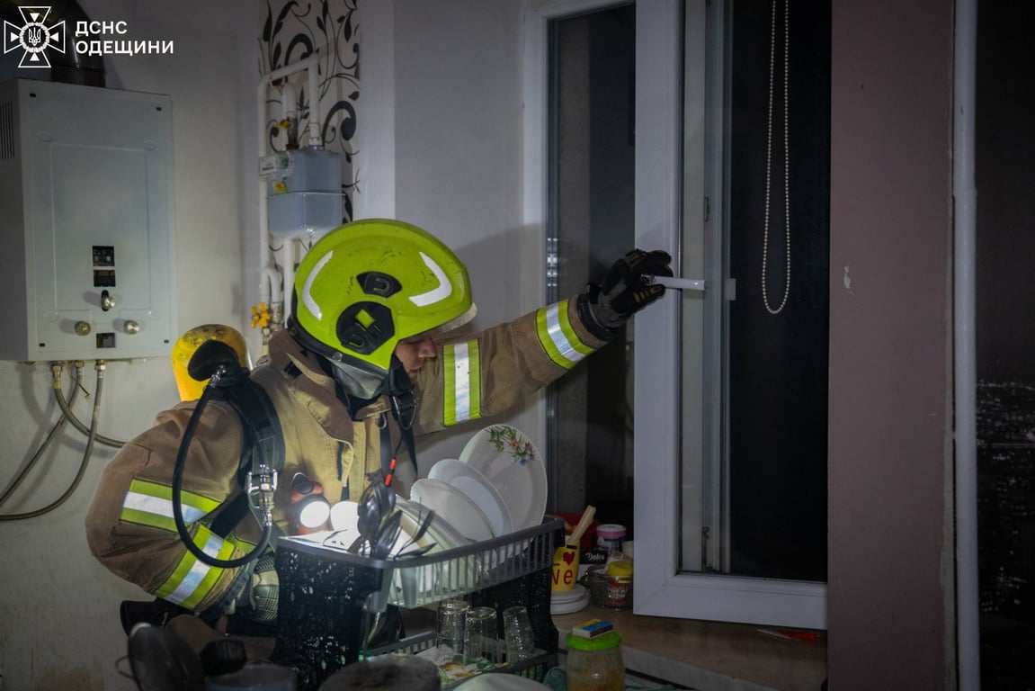 Рятувальник відчиняє вікно