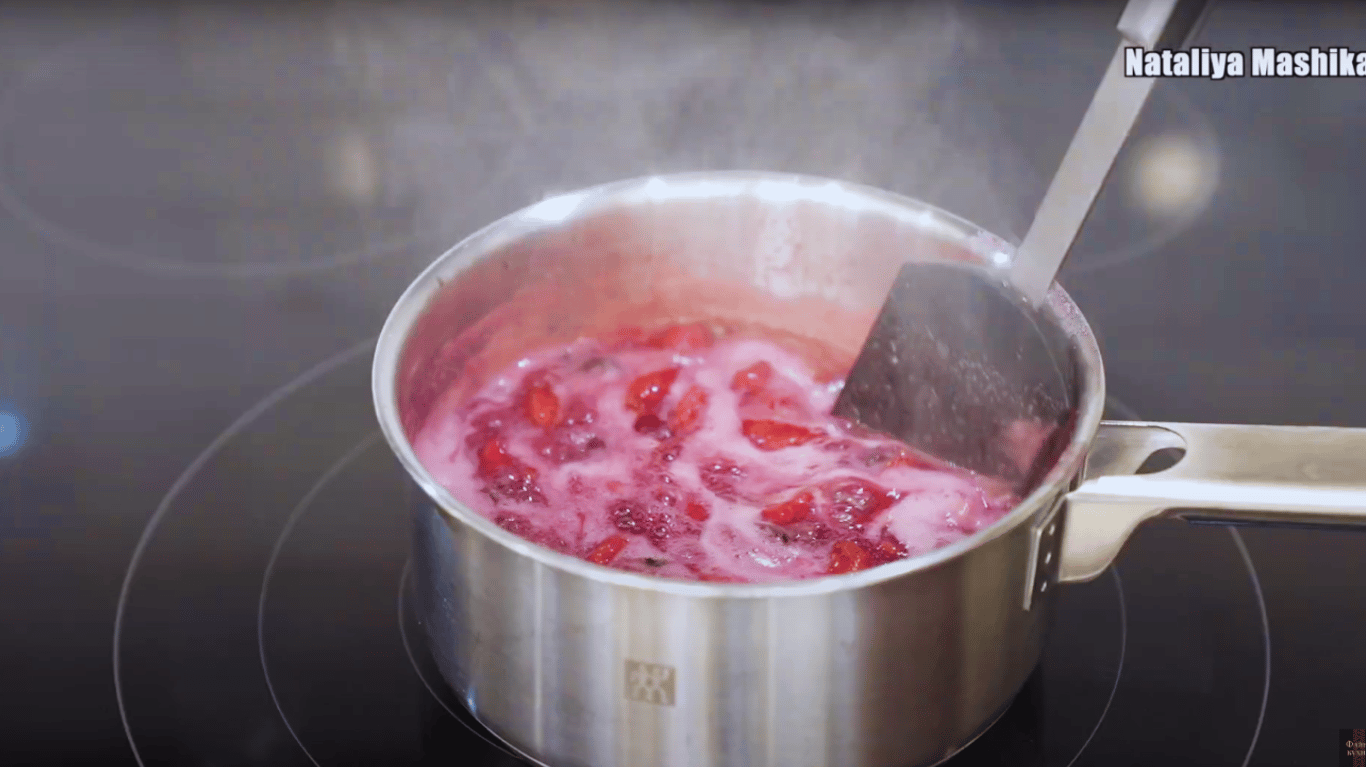 ліниві вареники з ягідним соусом