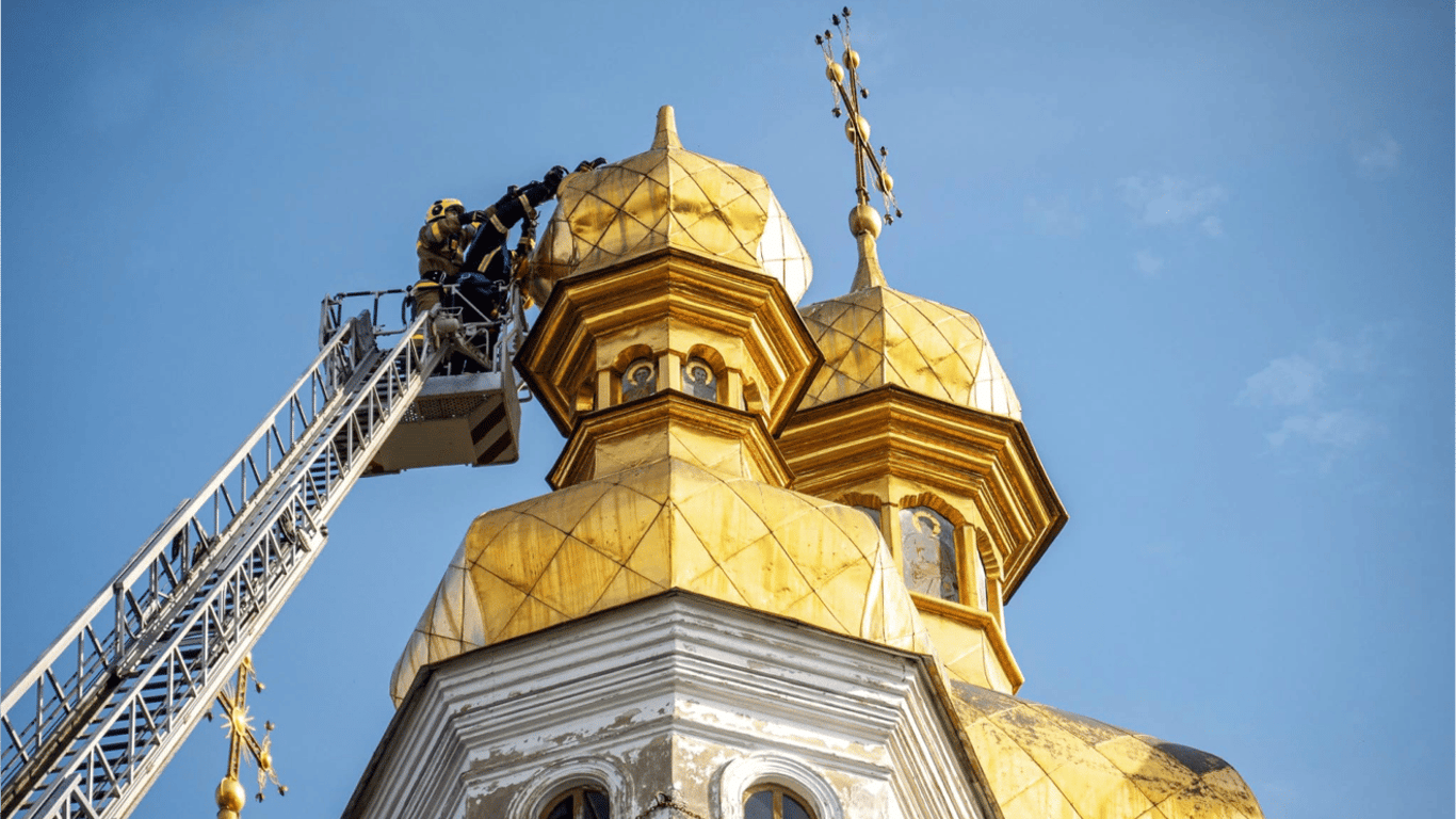 В Киево-Печерской лавре упал крест с купола храма - спасатели сняли его