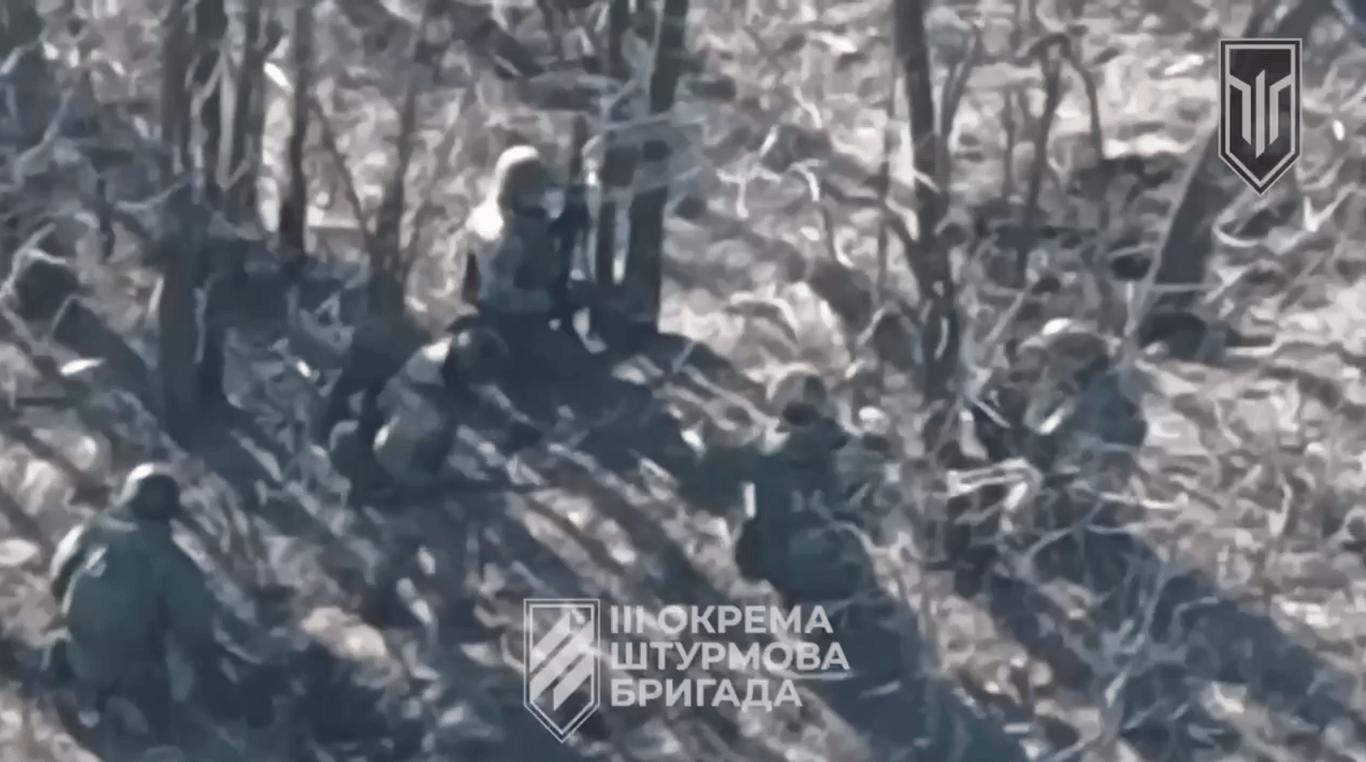 Доїздились — 3 ОШБр показала ефектні кадри роботи дронів по ворожій МТЛБ на Донеччині