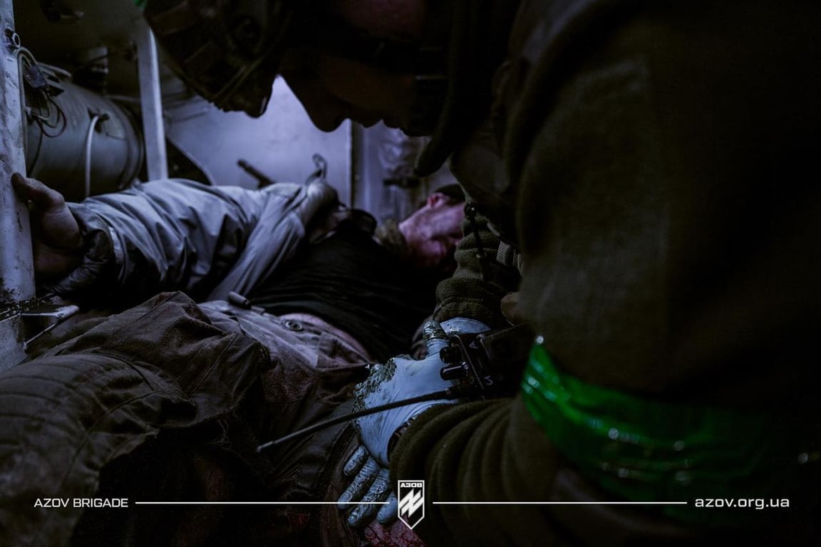 Медик рятує життя воїну