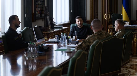 Зеленський обговорив із командирами корпусів потреби фронту та захист від російських дронів - 304x171