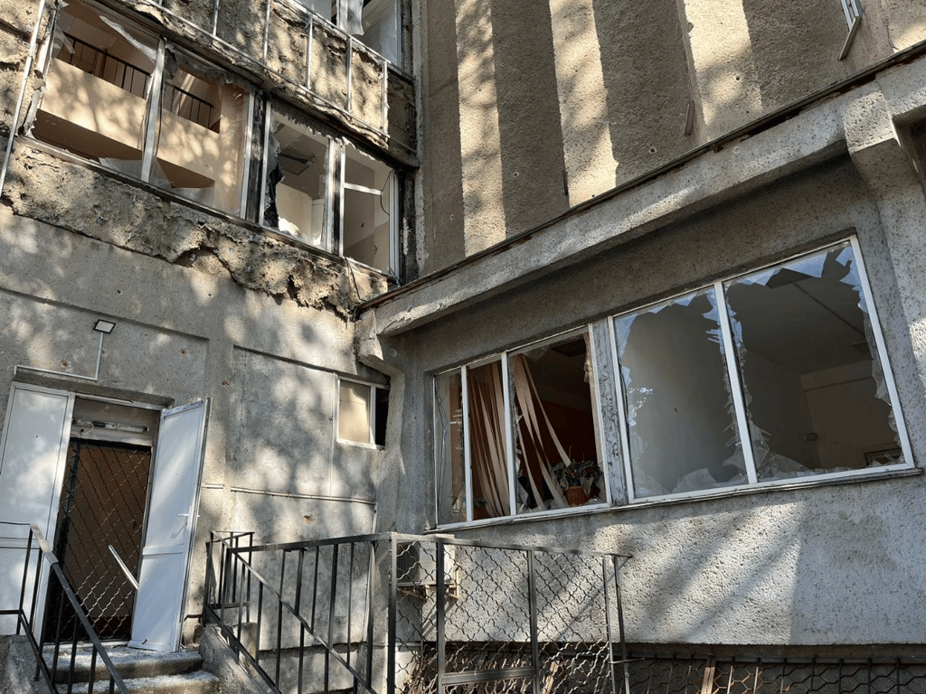 Фасад будівлі та скління зруйновані внаслідок ракетного удару по Одесі 30 квітня