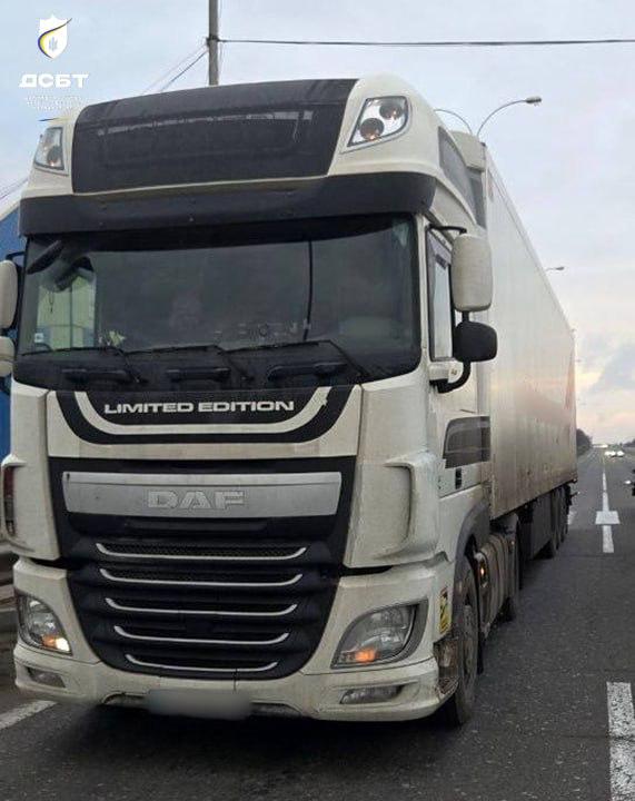 Вантажівка на трасі