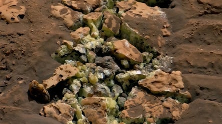 Марсохід випадково розколов камінь, і Марс знову здивував вчених - 285x160