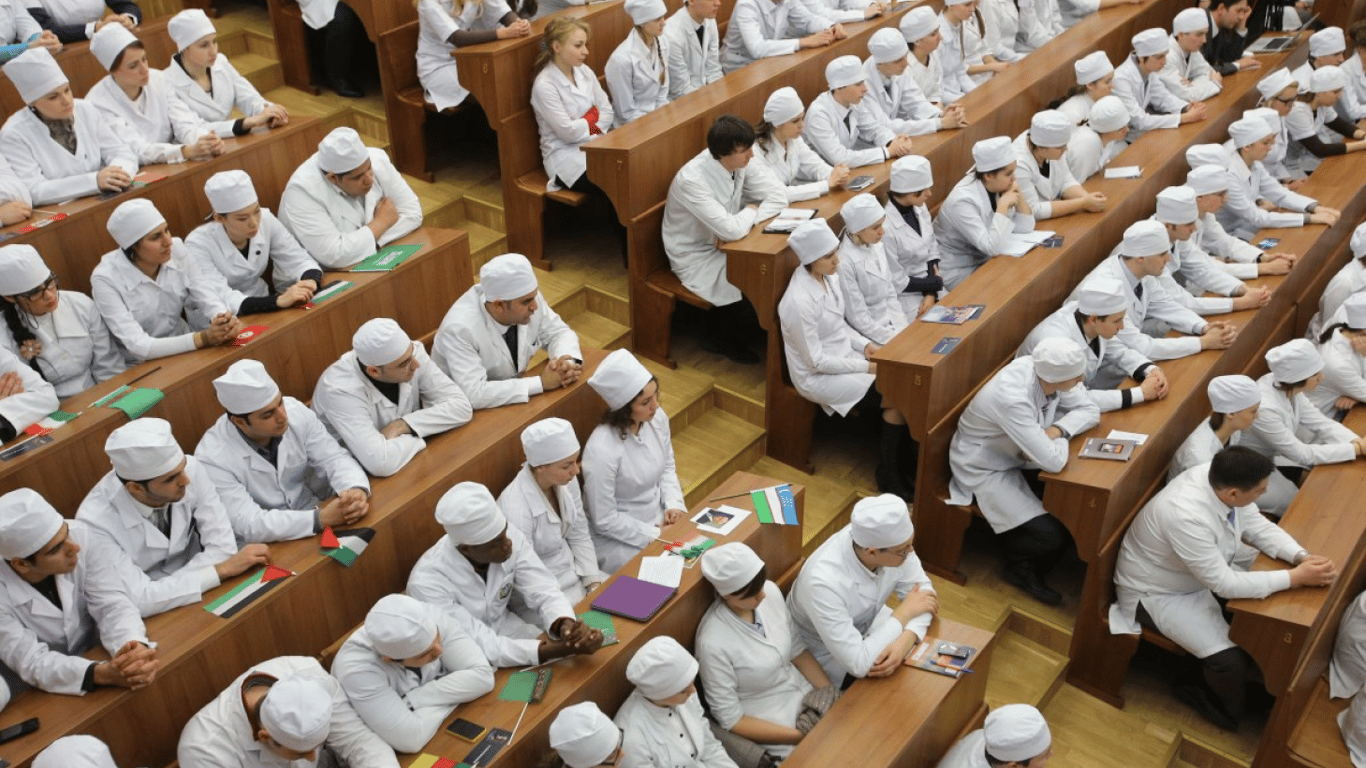 В Виннице со студентки медуниверситета хотели незаконно взыскать деньги за обучение