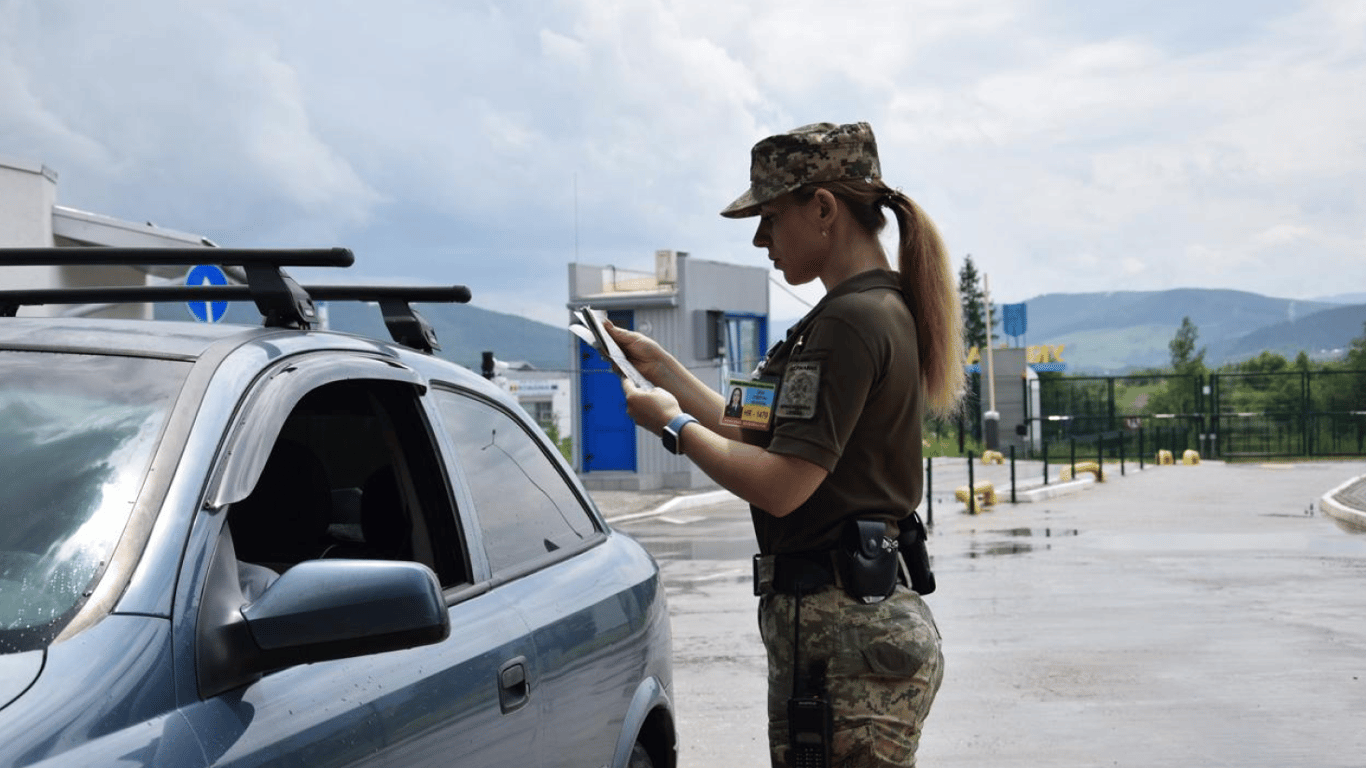 Понад 50 авто в заторах на КПП: черги на кордоні України