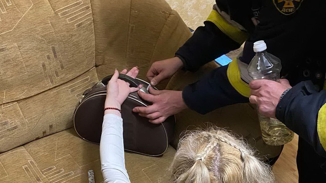 Во Львовской области спасатели помогли женщине достать палец из сумки