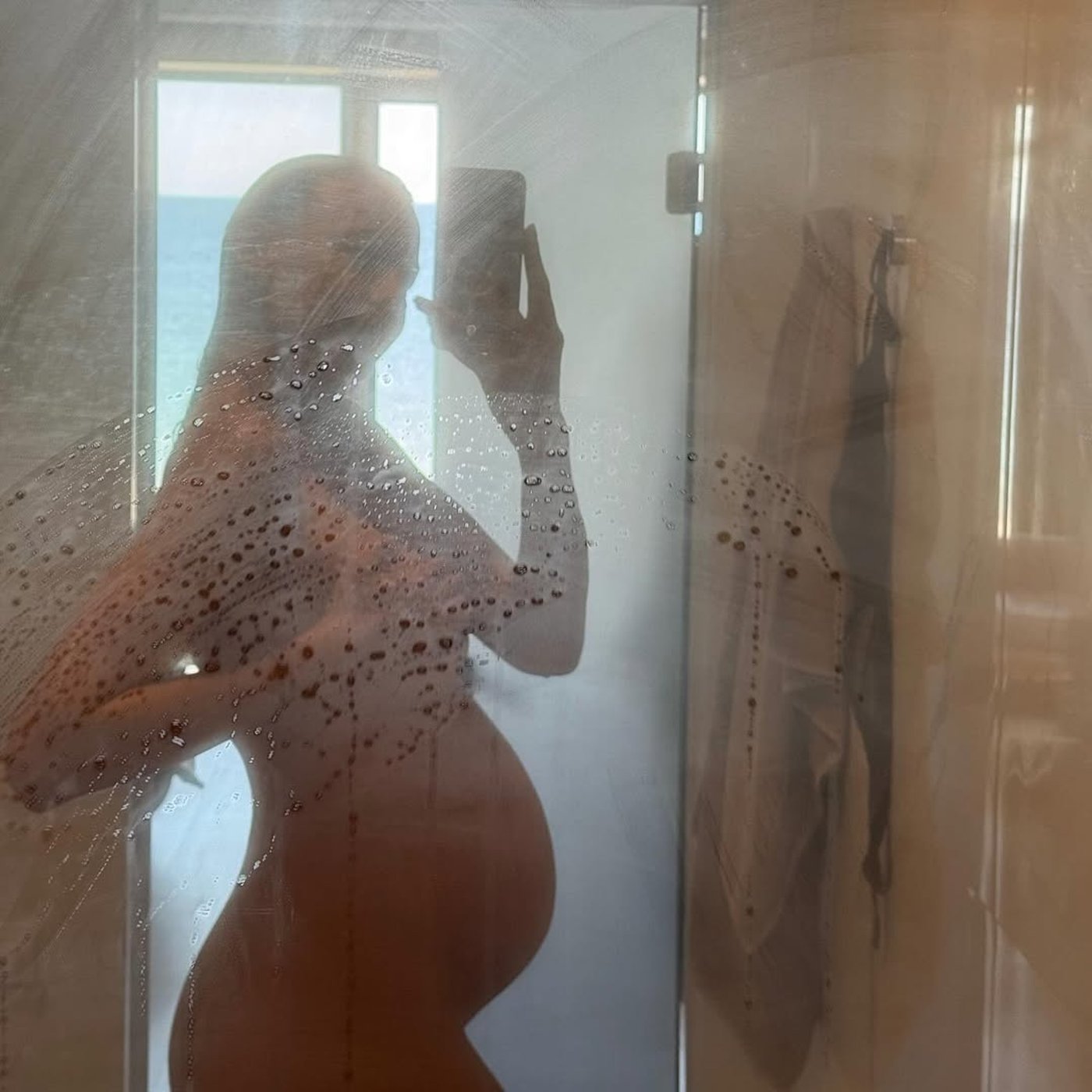 Леся Нікітюк показала округлий животик - фото