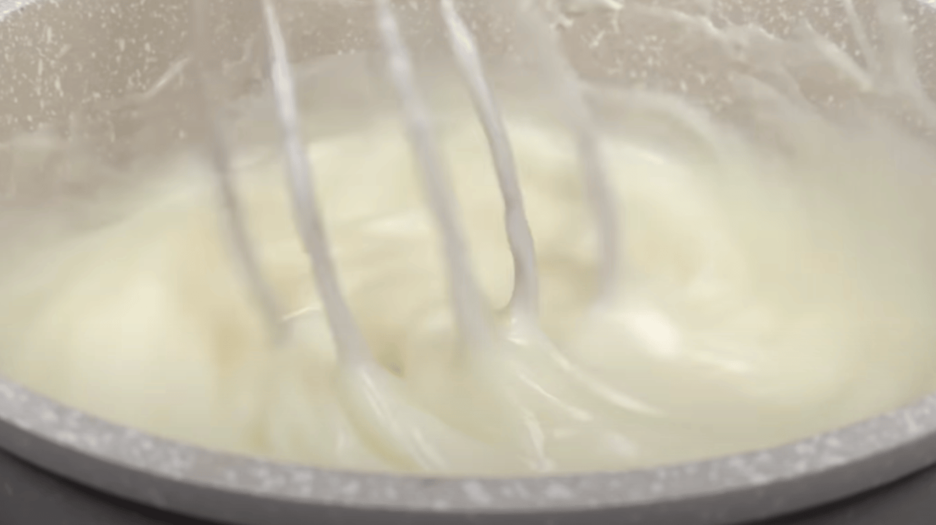 десерт з молоком та фруктами