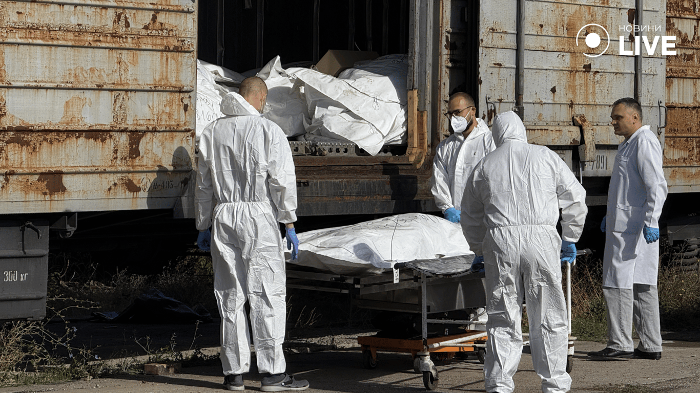 Люди завантажують тіло до вагону