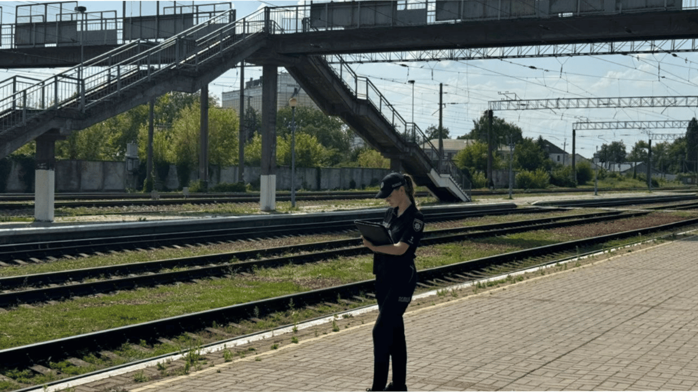 Сбросила собаку с моста на Киевщине - полиция ищет женщину