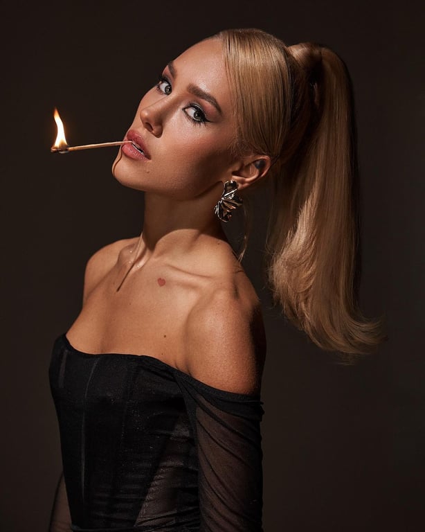 Лесной пожар: Даша Квиткова поразила соблазнительной фотосессией со спичкой в зубах - фото 1