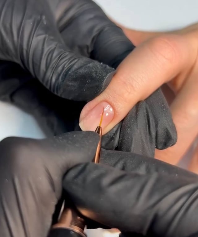 Манікюр, що зробити легко, але він має дорогий вигляд