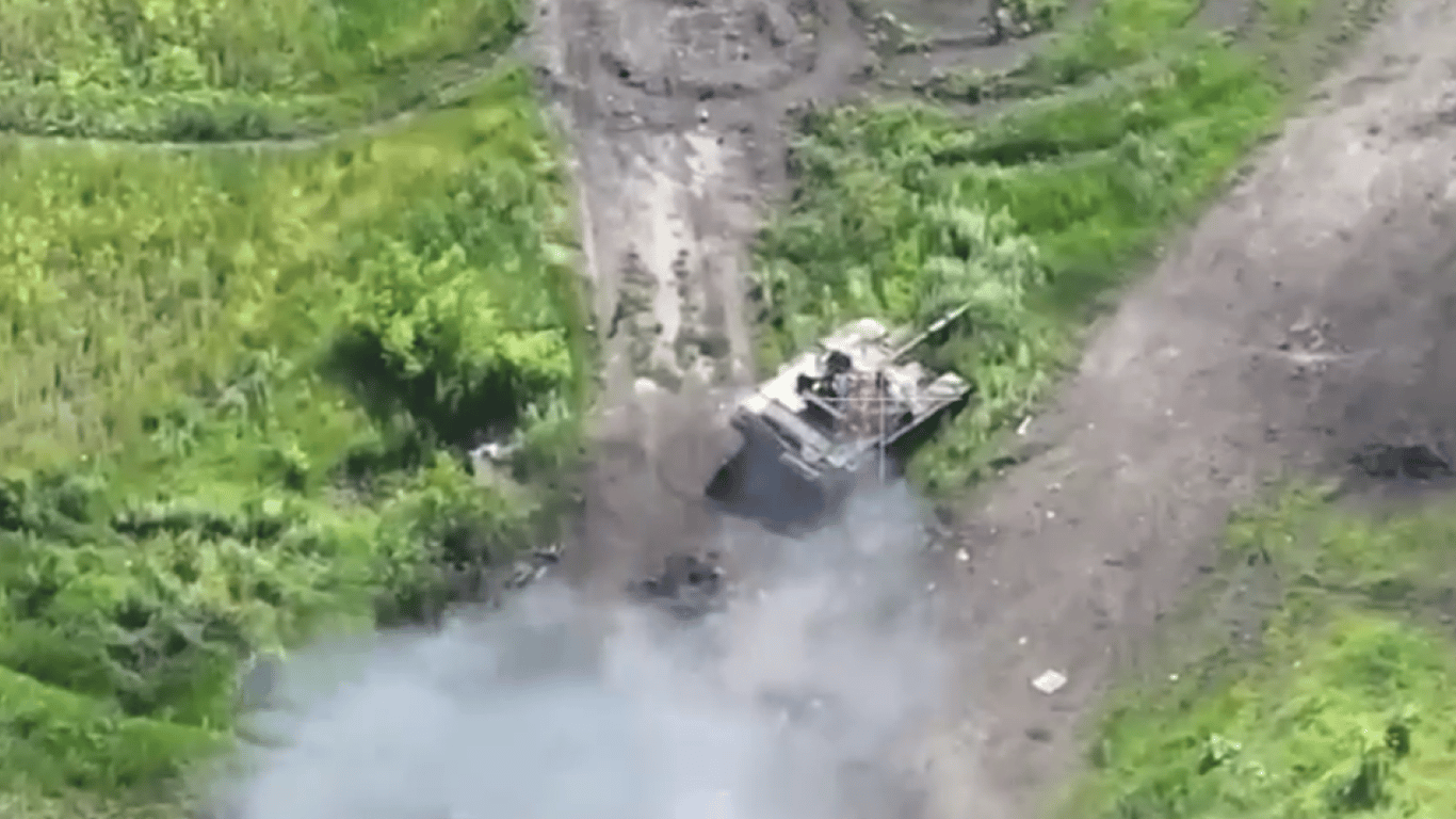 Сирський показав, як ЗСУ з повітря нищать танки окупантів