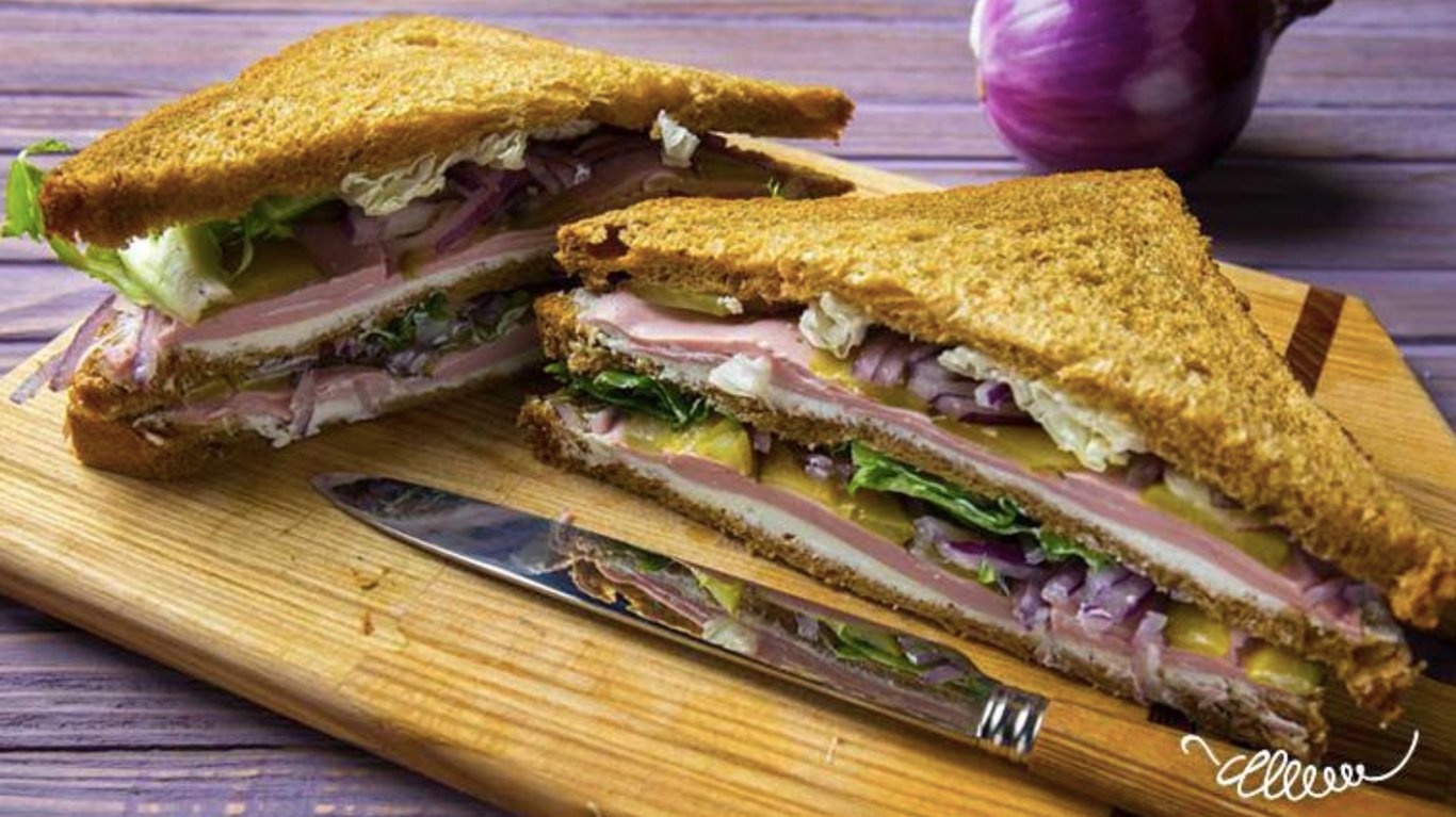 сандвіч з шинкою та солоними огірками