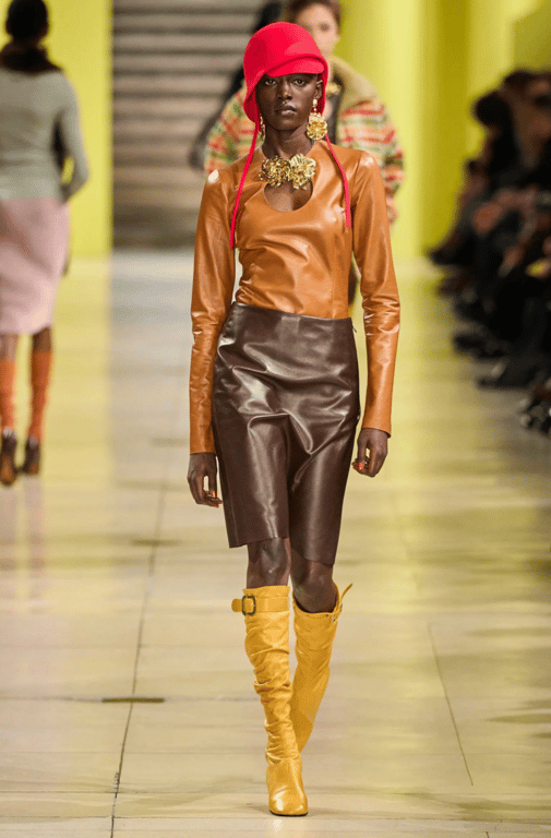 Шкіряна спідниця з чоботами цього сезону в тренді