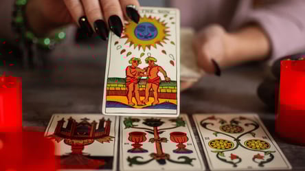 Tarot horoscope for all zodiac signs on November 10, 2025 - 285x160