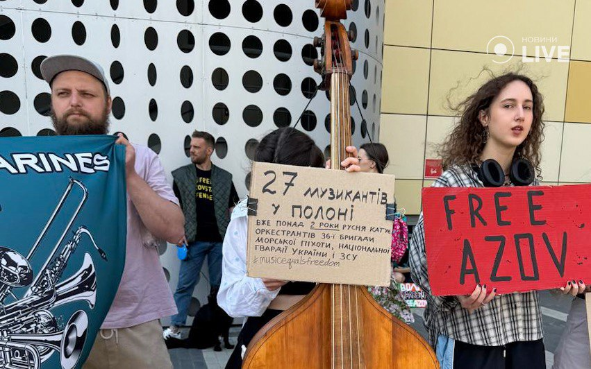 Сотни жителей столицы вышли на мирную акцию поддержки пленных украинских защитников - фото 2