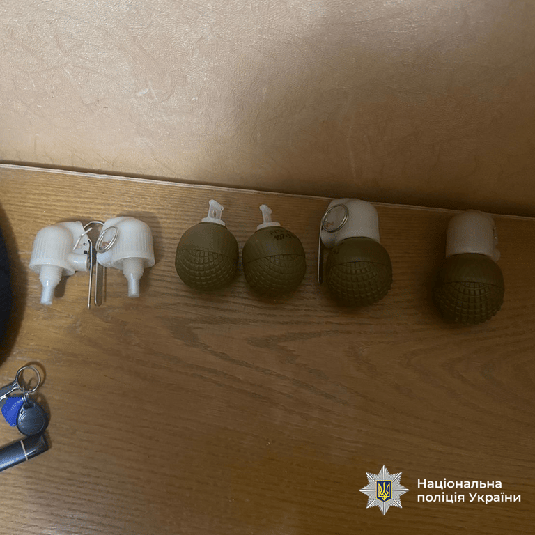 Гранати на столі