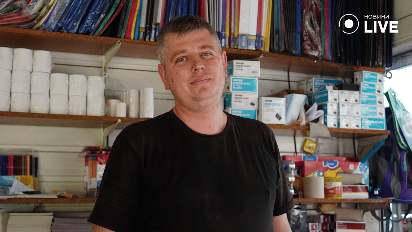 Продавец канцелярии Виталий. Фото: Новини.LIVE 