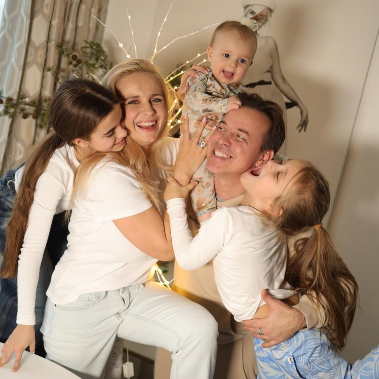 Лілія Ребрик та Андрій Дикий з доньками