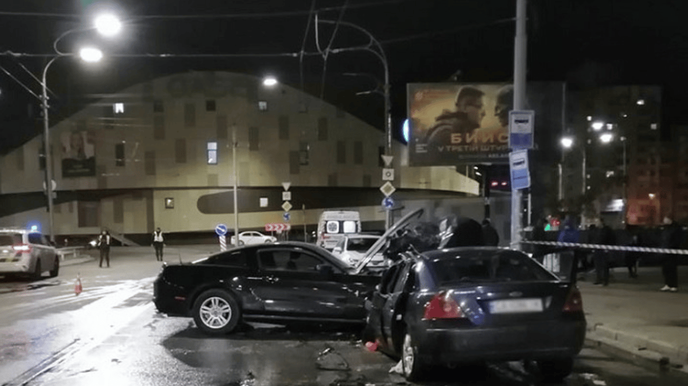 У Києві легковик на високій швидкості влетів у авто — серед постраждалих дитина