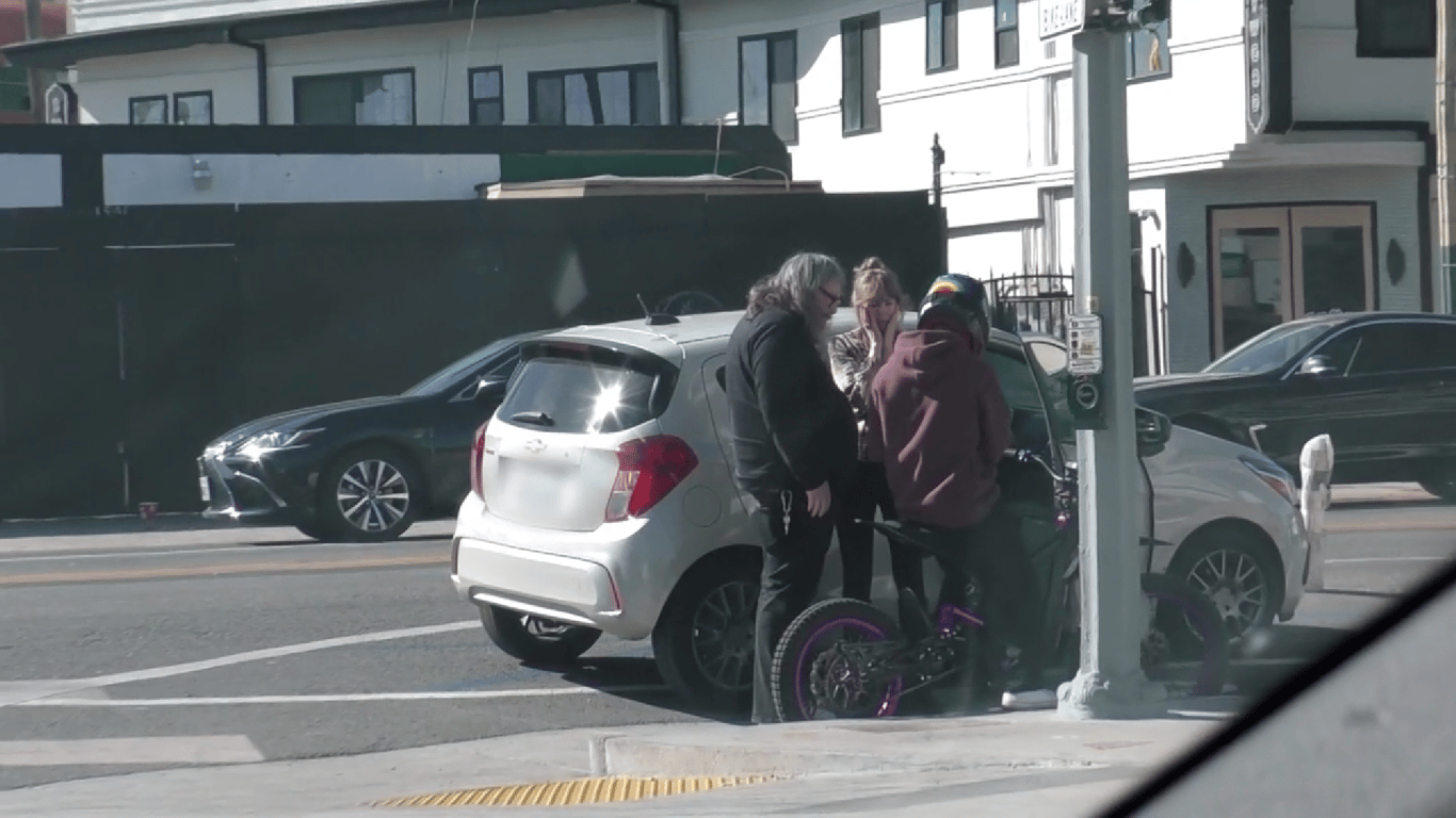 Сын Джоли и Питта попал в ДТП - фото