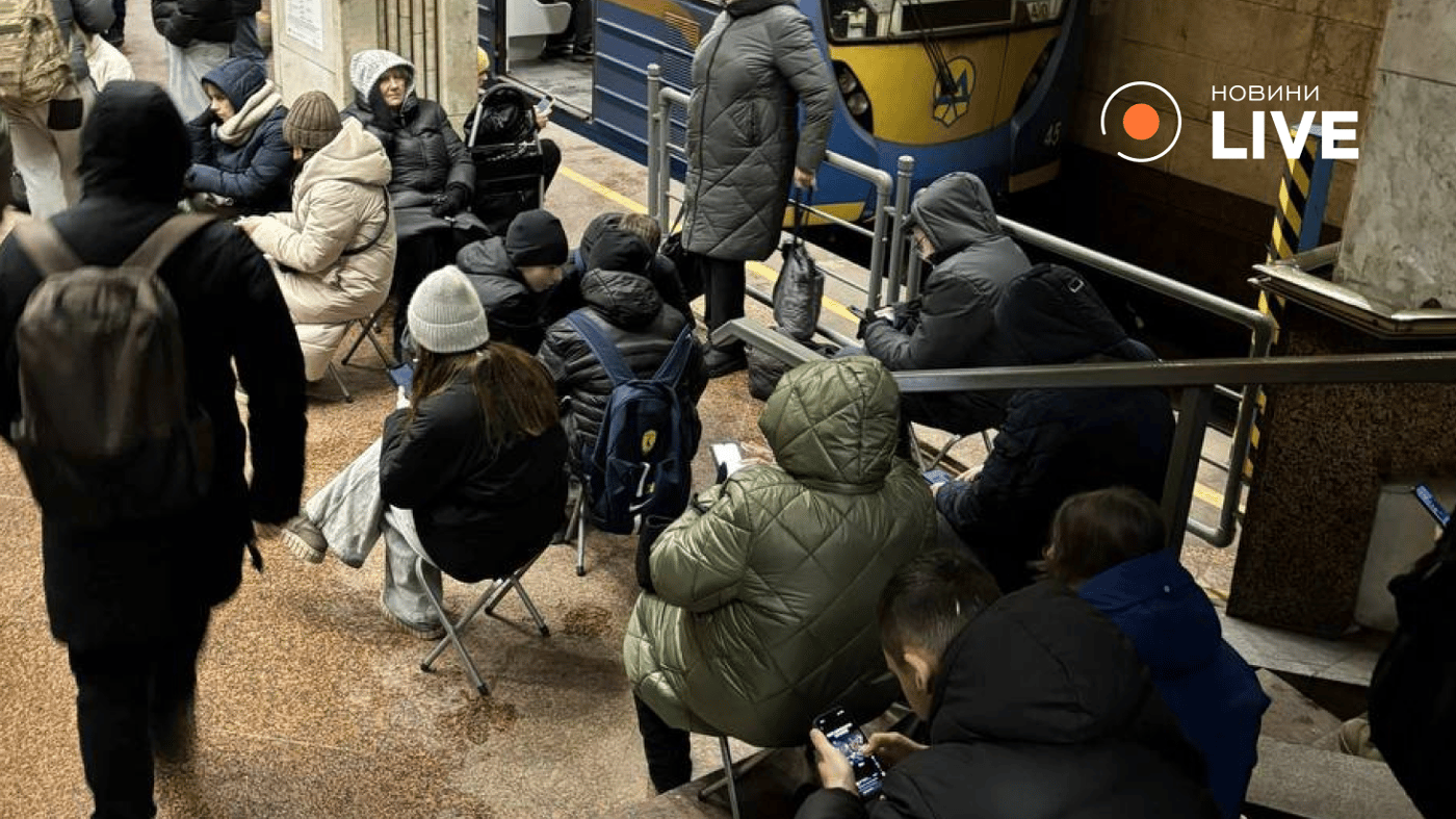 Кияни ховаються в метро