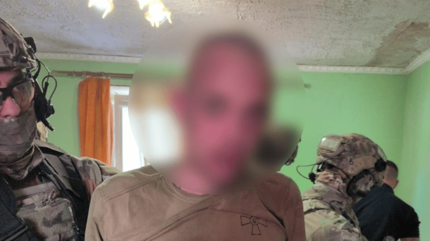 В Ужгороде вооруженный мужчина забаррикадировался вместе с женой и ребенком