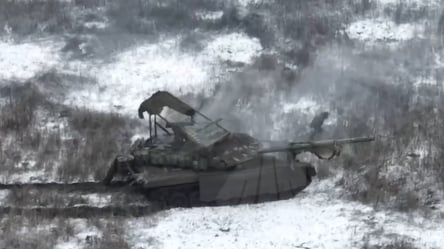 ЗСУ показали, як влучно бомбардують російський танк українським дроном - 285x160