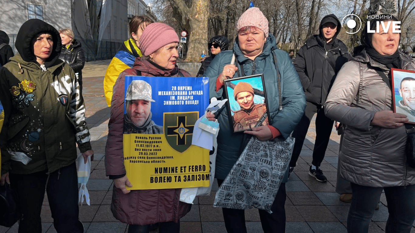 В Одессе минутой молчания почтили память павших Героев - фото 2