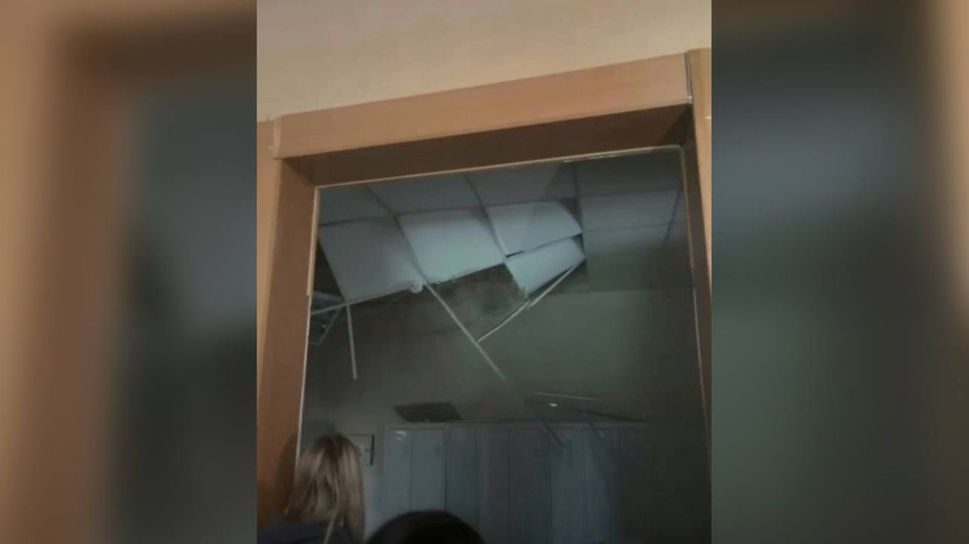 Прямо під час уроків — у одній зі шкіл Києва раптово обвалилася стеля