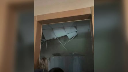 Прямо во время уроков — в одной из школ Киева внезапно обвалился потолок - 290x166