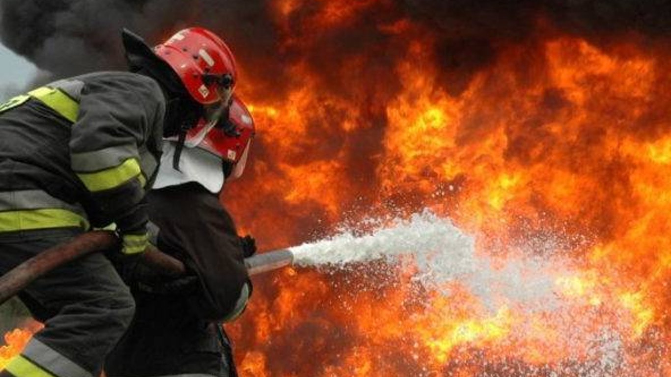 Після обстрілу Київської області вночі 7 червня спалахнула пожежа на промисловому об'єкті