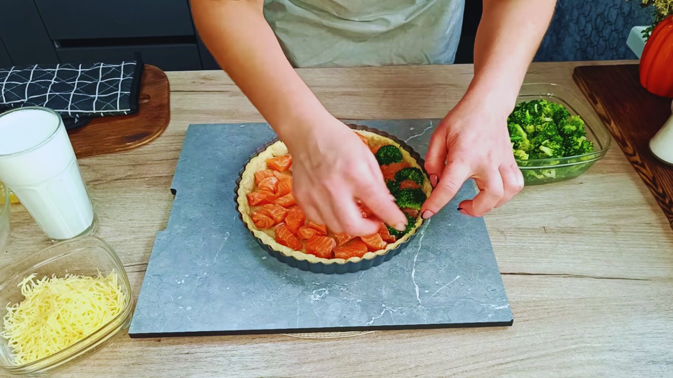 кіш з червоною рибою