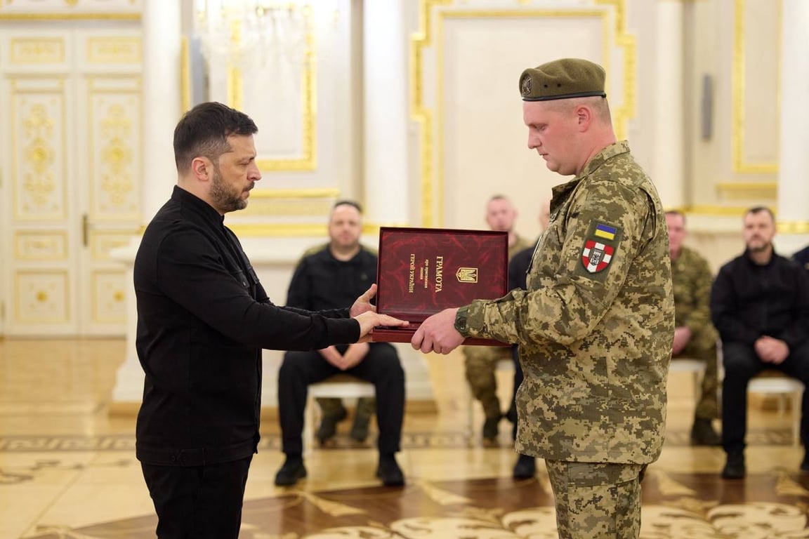 Володимир Зеленський вручає нагороду
