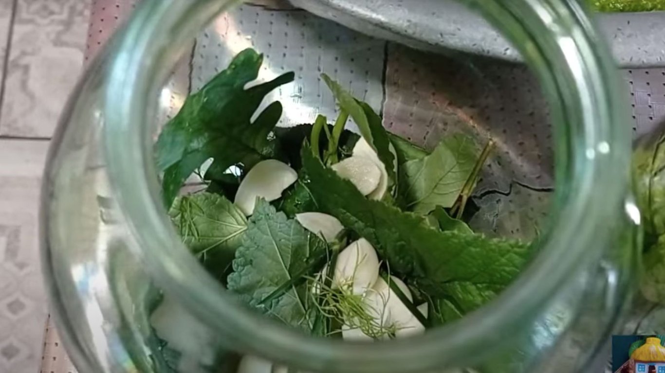 квашені огірки з борошном рецепт 