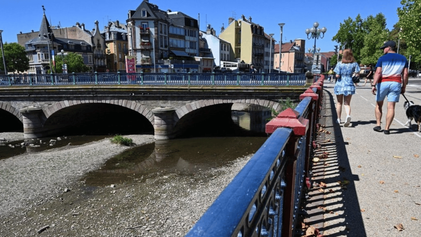 Франция готовится к введению ограничений на использование воды из-за засухи