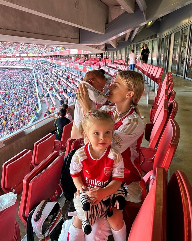 Власть Зинченко с дочерьми. Фото: instagram.com/v.lada_sedan/