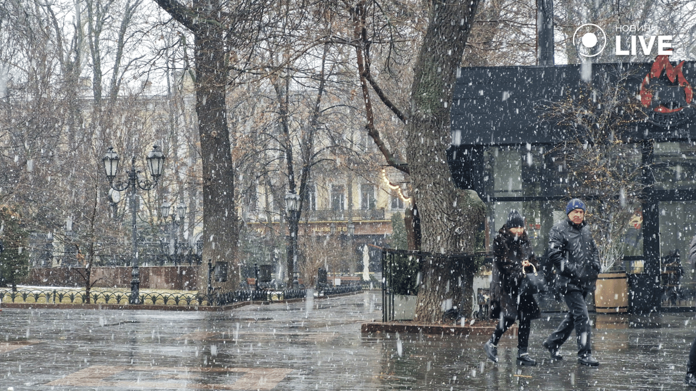 Одесу замітає — який вигляд має Дерибасівська (фото) - фото 8