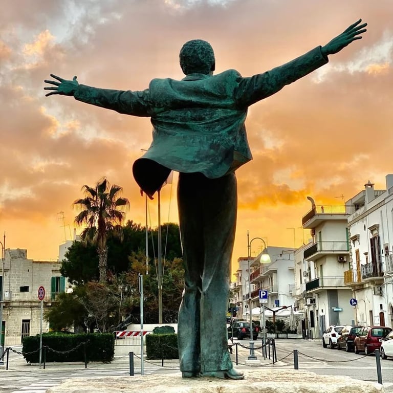 Пам'ятник Доменіко Модуньо у Поліньяро-а-Маре - фото